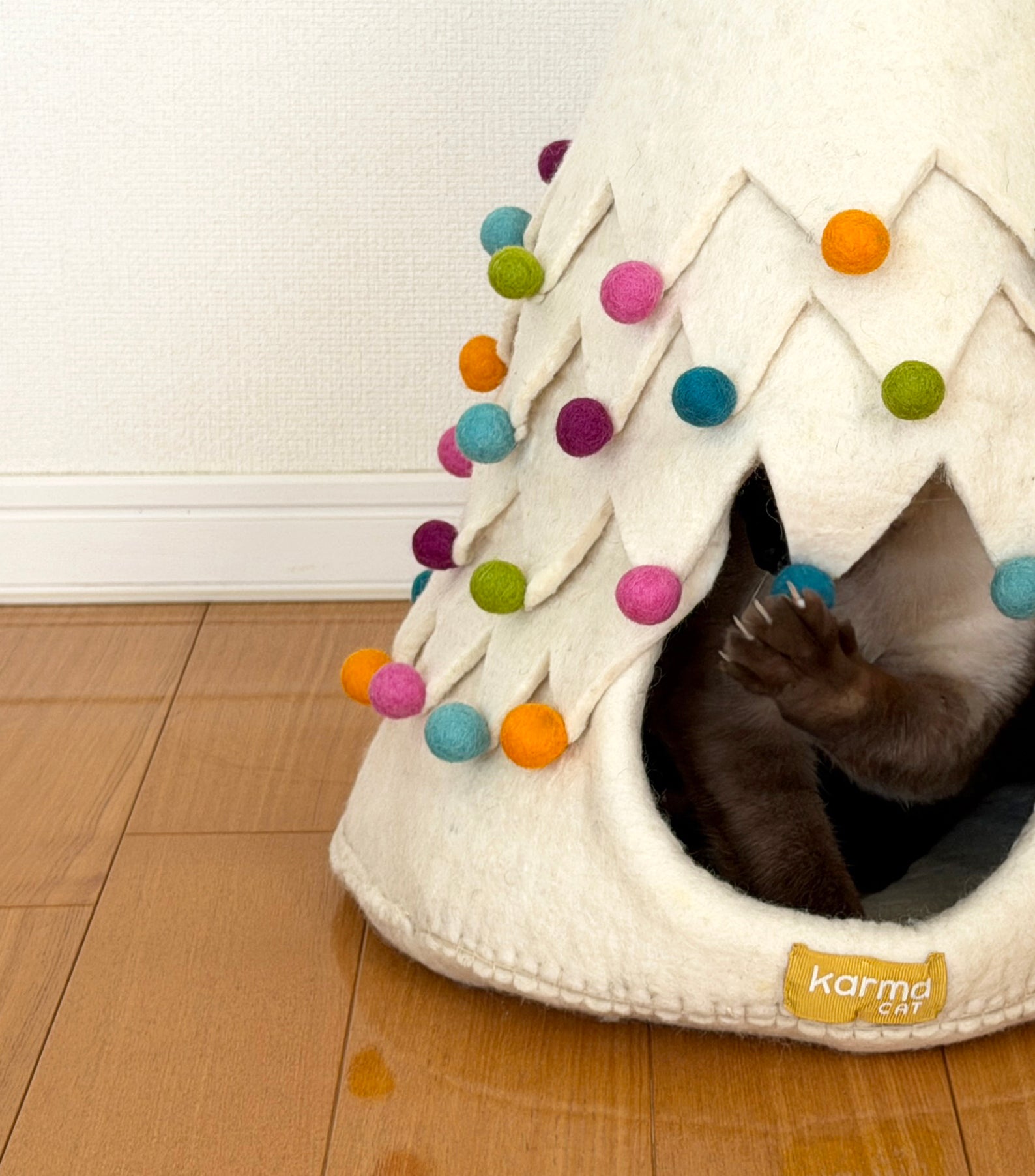 オーナメントもすべて手縫いで付けられています