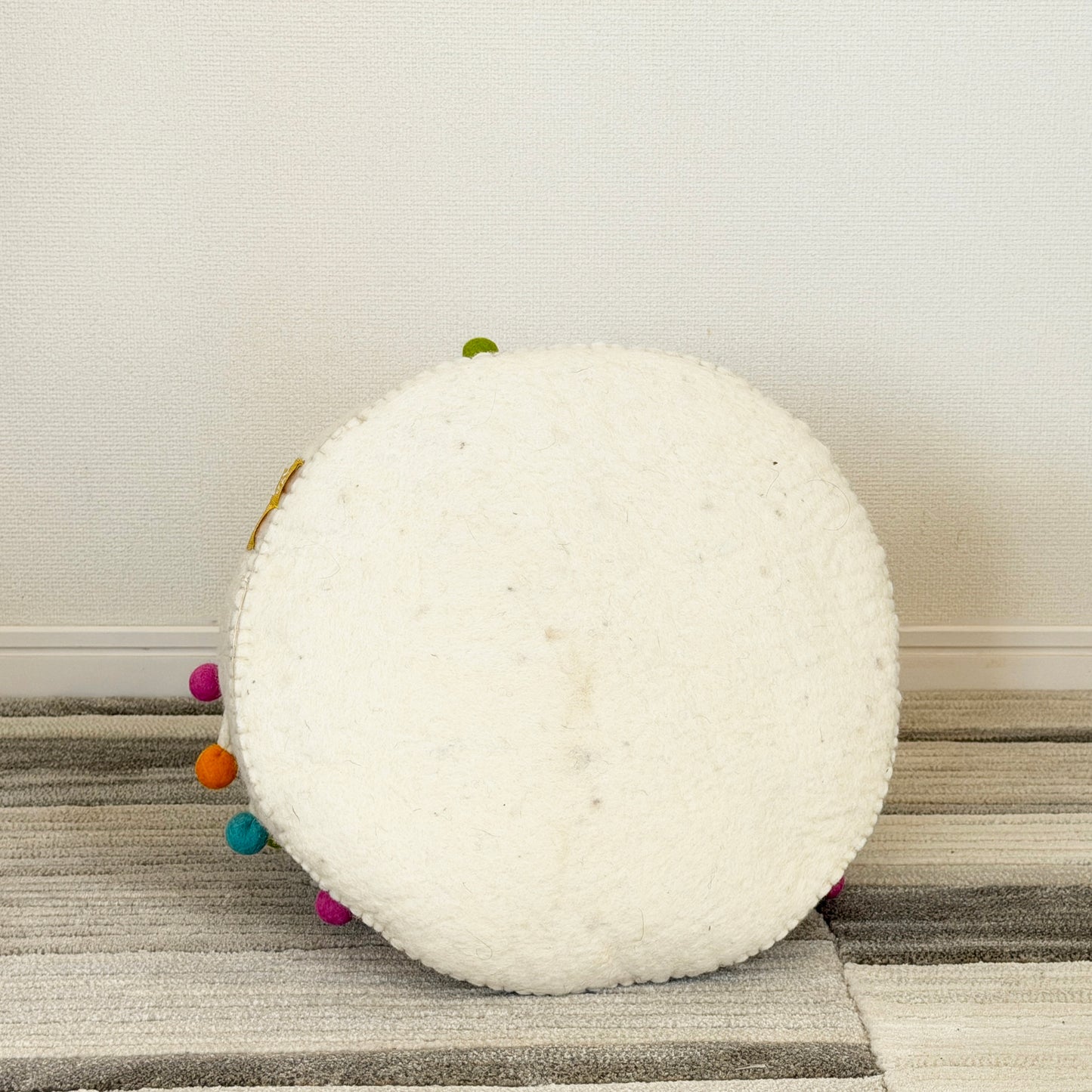 底面は直径が約36センチ。フェルトの厚みがあるので内部の直径は32センチ程度になります