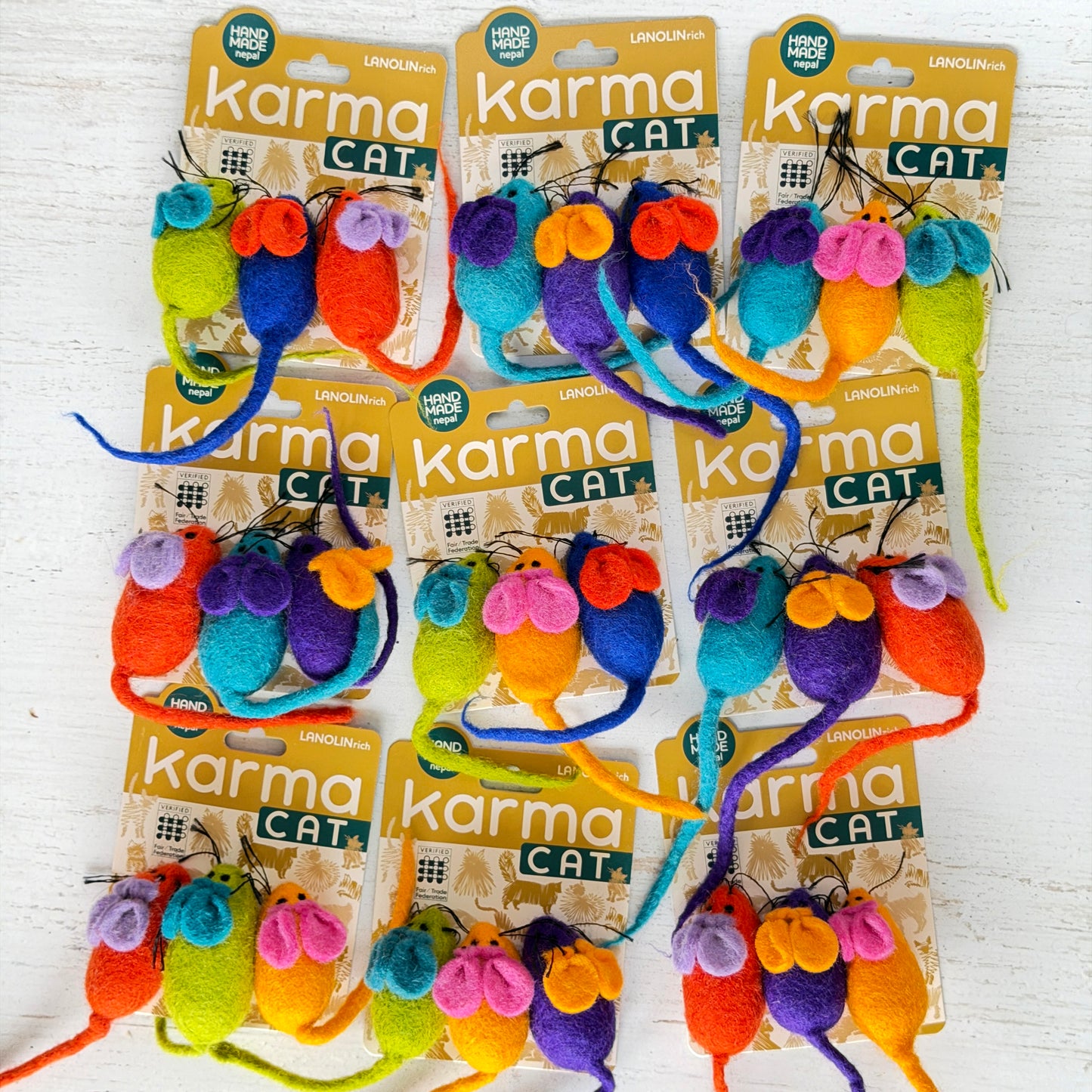 3匹の色の組み合わせはお任せです。どんな色が届くかお楽しみに