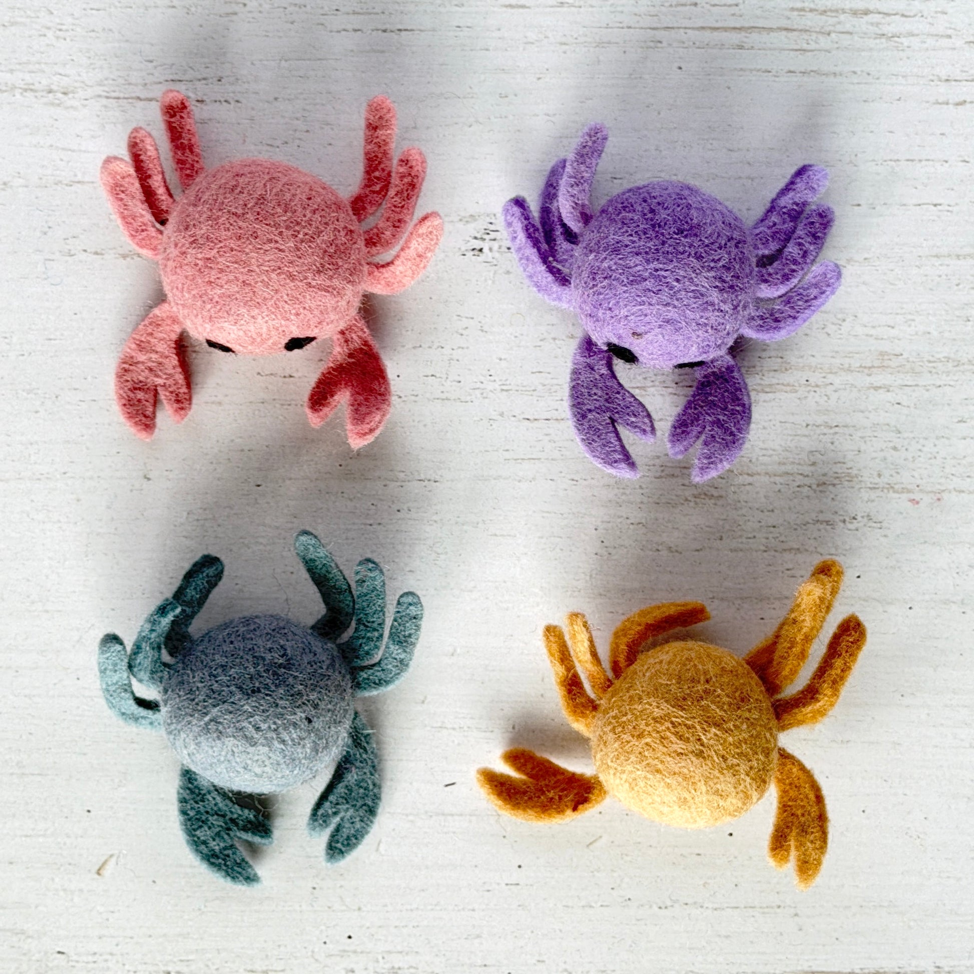 左上から時計回りに、桃色、藤色、カフェオレ色、くすみブルーの4色展開