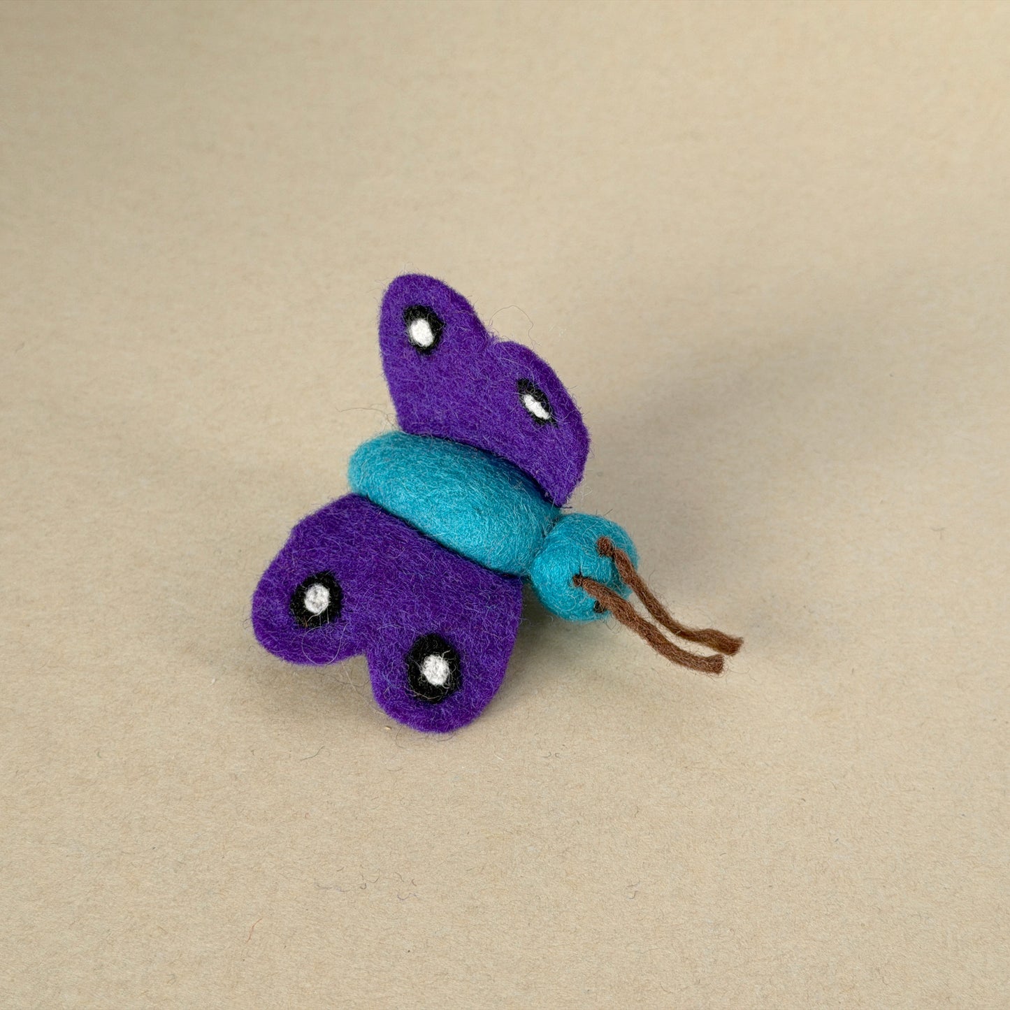 ナス色の羽のちょうちょは、ボディがトルコブルーです