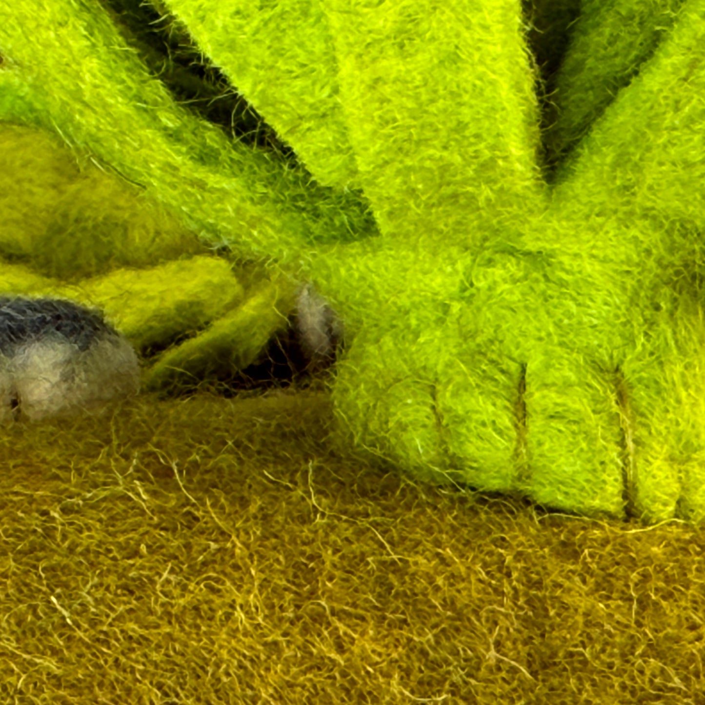 パーツもすべて手縫いでしっかり付けられています