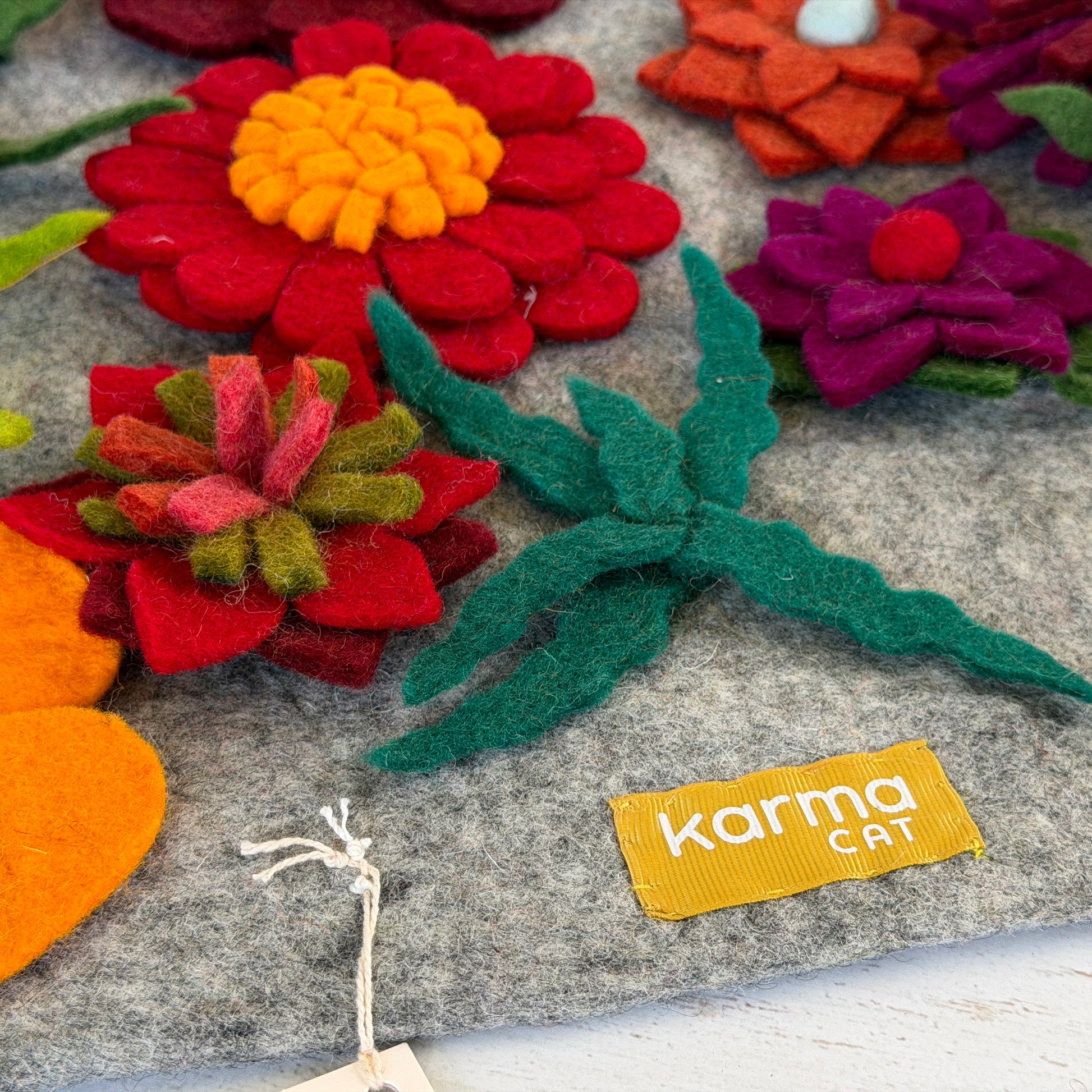 パーツもすべて手縫いでしっかり付けられています