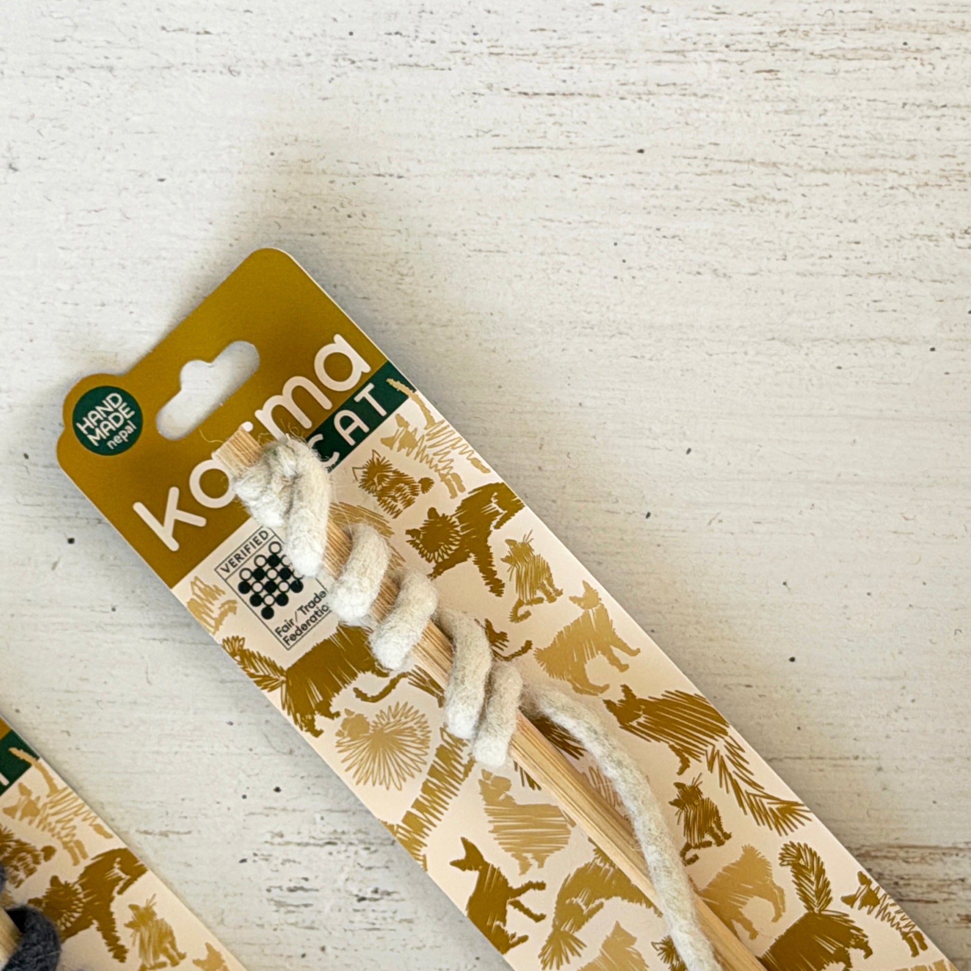 接着剤やワイヤーを使わず、フェルトを持ち手に結び付けています