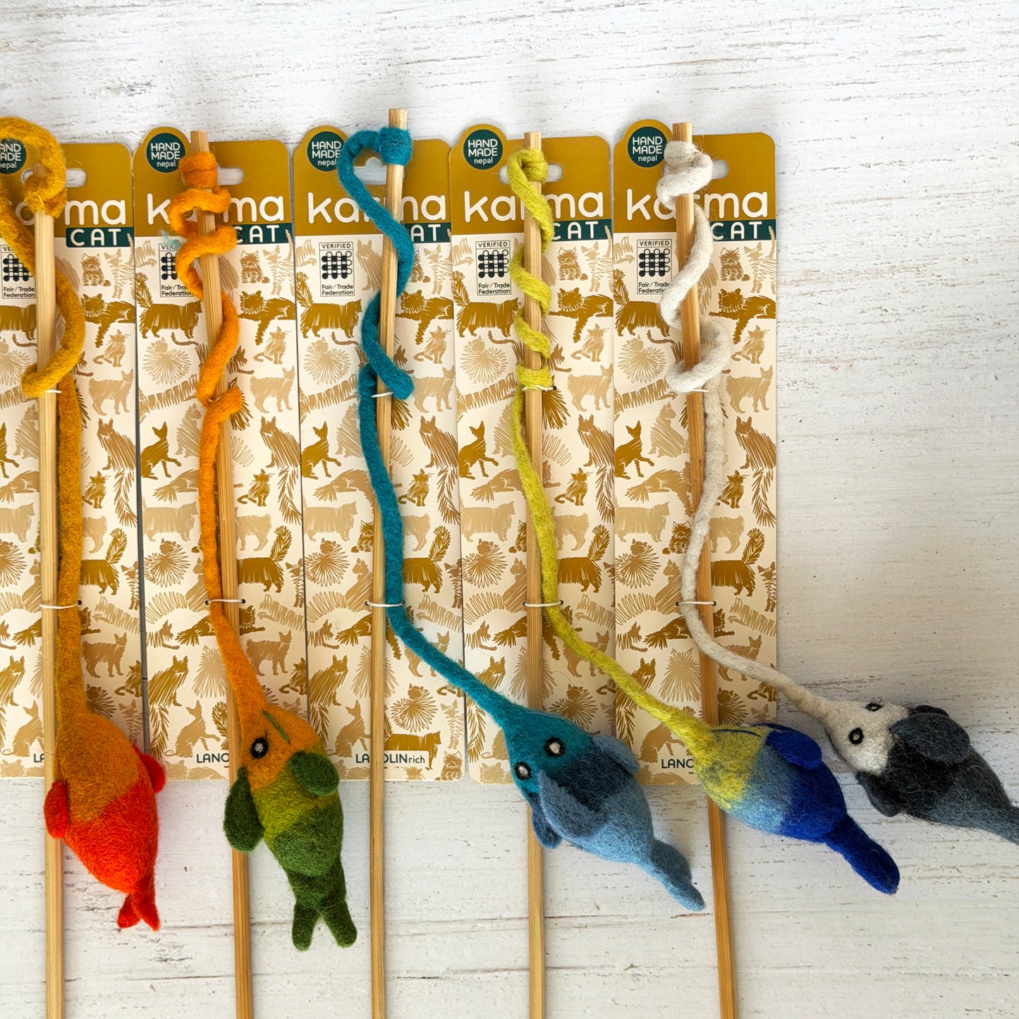 魚の口が伸びて持ち手に結び付く一体型