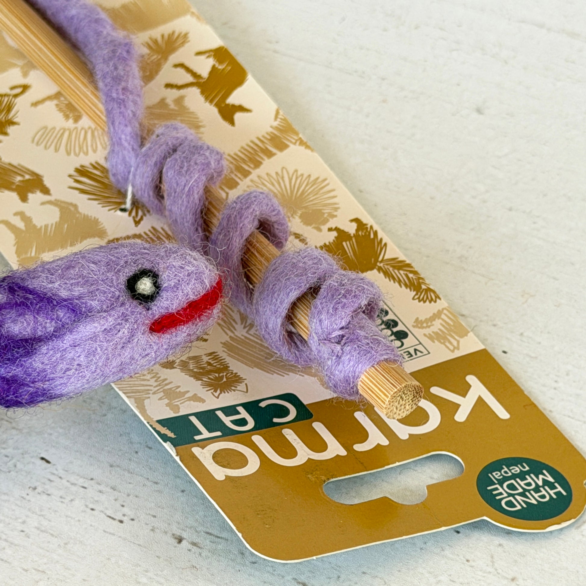 接着剤やワイヤーを使わず、フェルトを持ち手に結び付けています