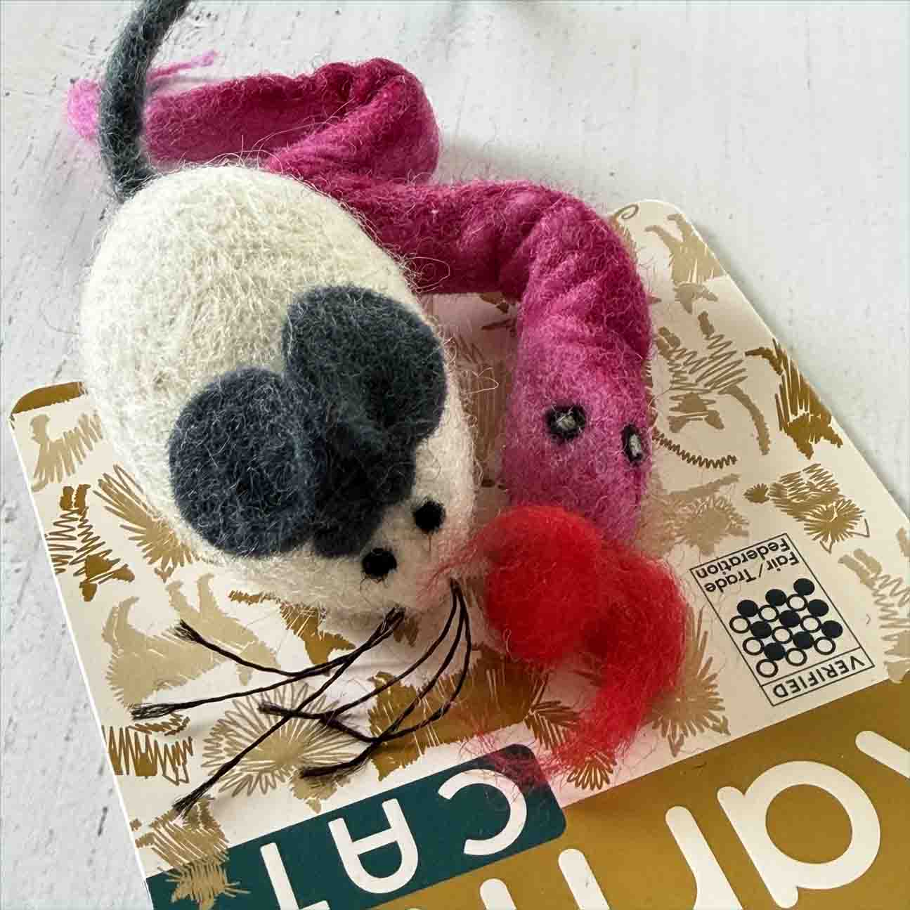 寝ぐせのついたネズミのひげがチャームポイント