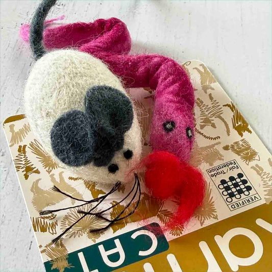 寝ぐせのついたネズミのひげがチャームポイント