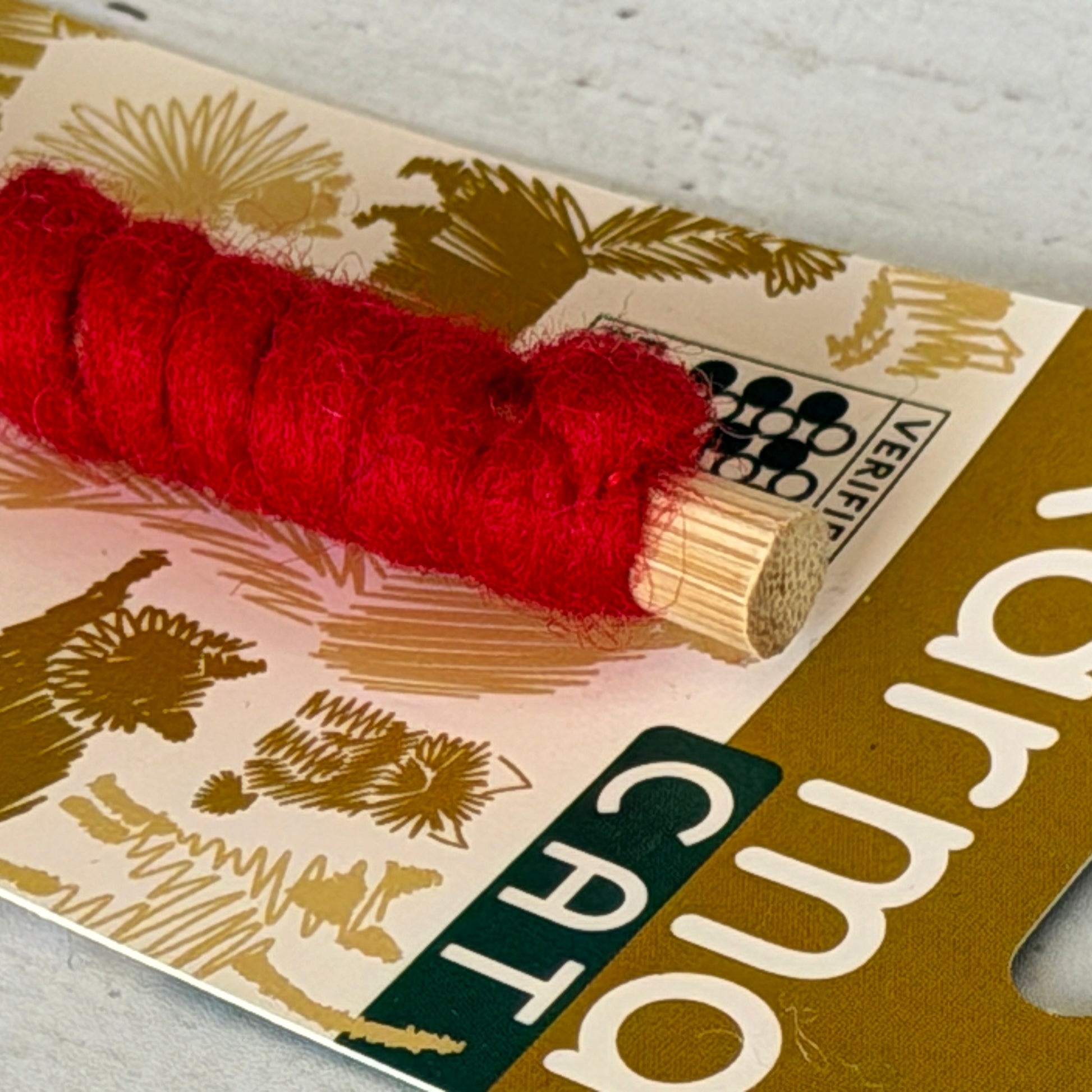 接着剤やワイヤーを使わず、フェルトを竹に結び付けています